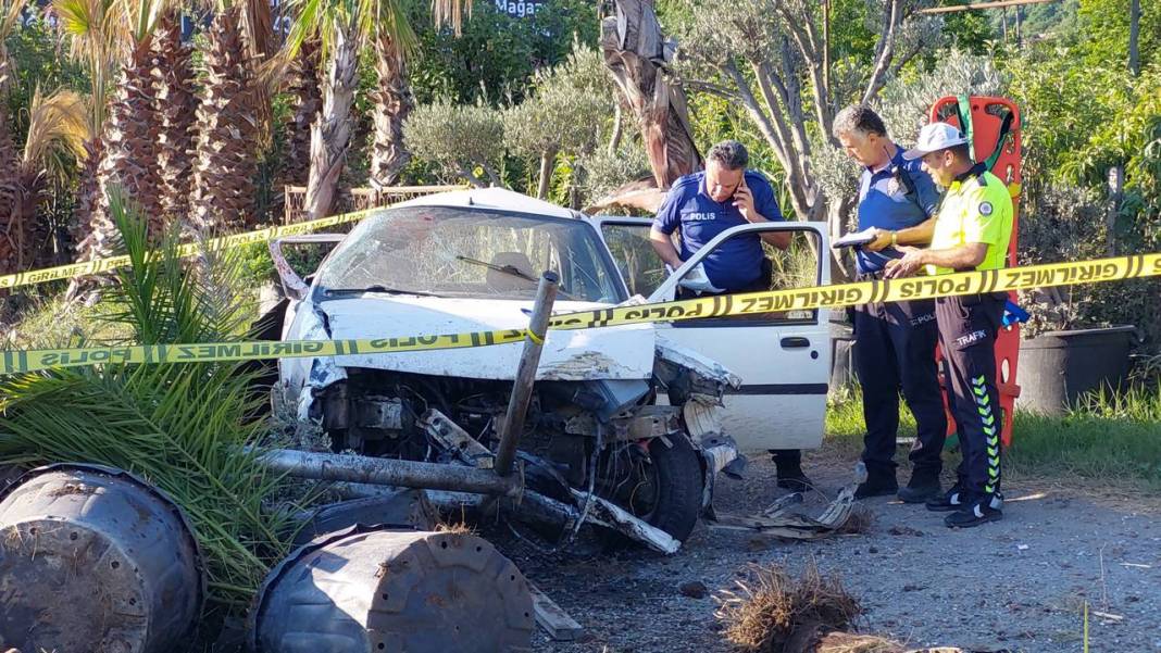 Samsun'da otomobil, otobüs durağına çarptı: 1 ölü 2