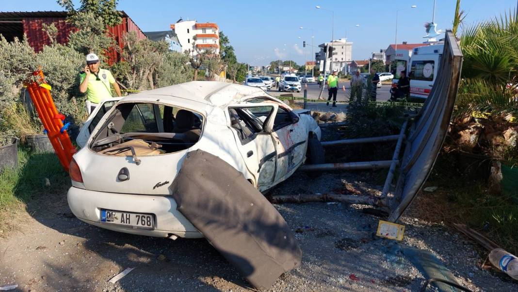 Samsun'da otomobil, otobüs durağına çarptı: 1 ölü 3