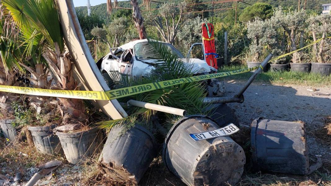 Samsun'da otomobil, otobüs durağına çarptı: 1 ölü 4