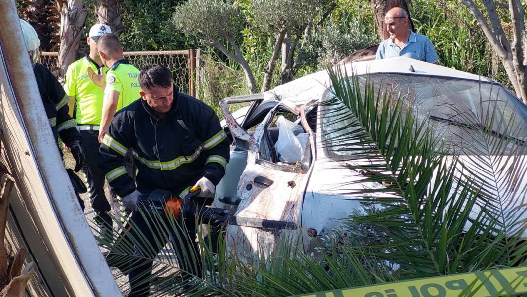 Samsun'da otomobil, otobüs durağına çarptı: 1 ölü 5