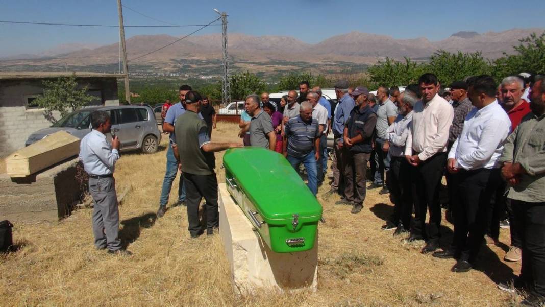 Malatya'daki kazada ölen kardeşler son yolculuğuna uğurlandı 3