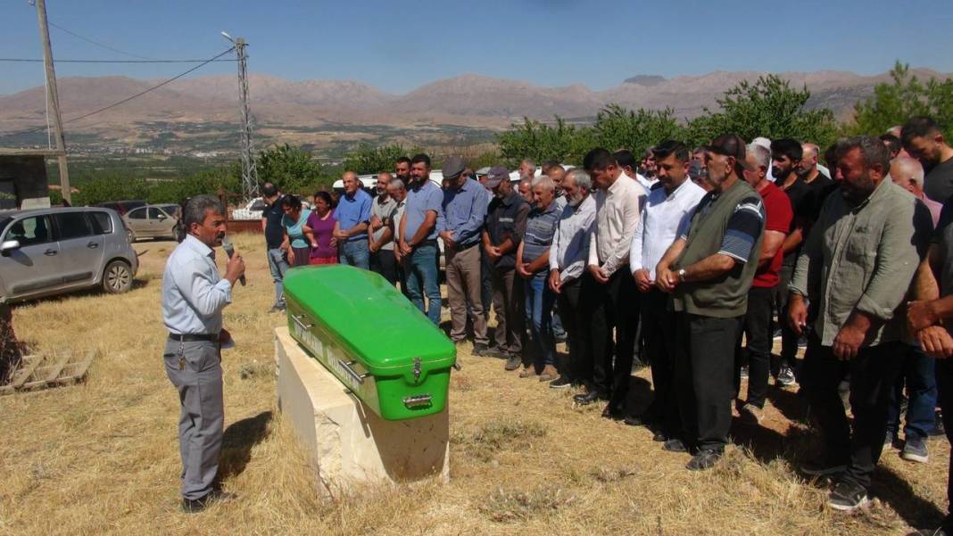 Malatya'daki kazada ölen kardeşler son yolculuğuna uğurlandı 4