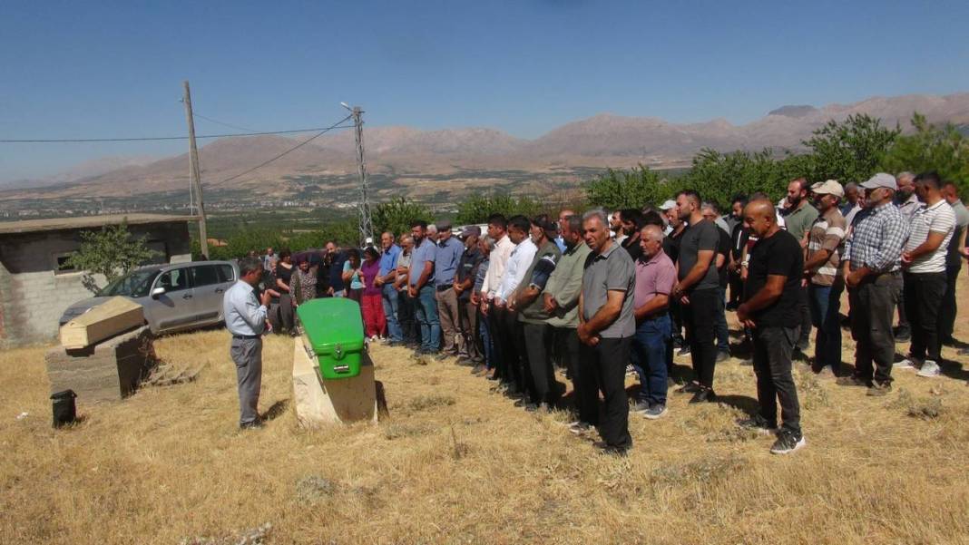 Malatya'daki kazada ölen kardeşler son yolculuğuna uğurlandı 5