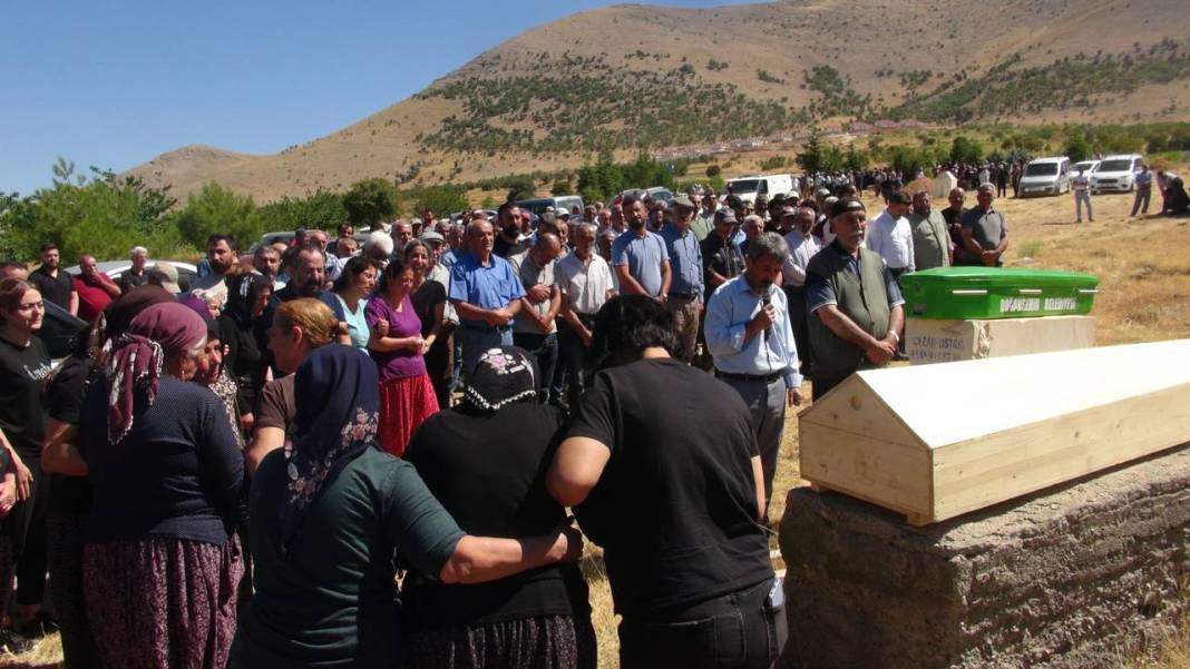 Malatya'daki kazada ölen kardeşler son yolculuğuna uğurlandı 6