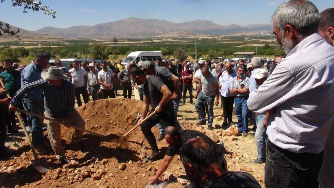 Malatya'daki kazada ölen kardeşler son yolculuğuna uğurlandı 7