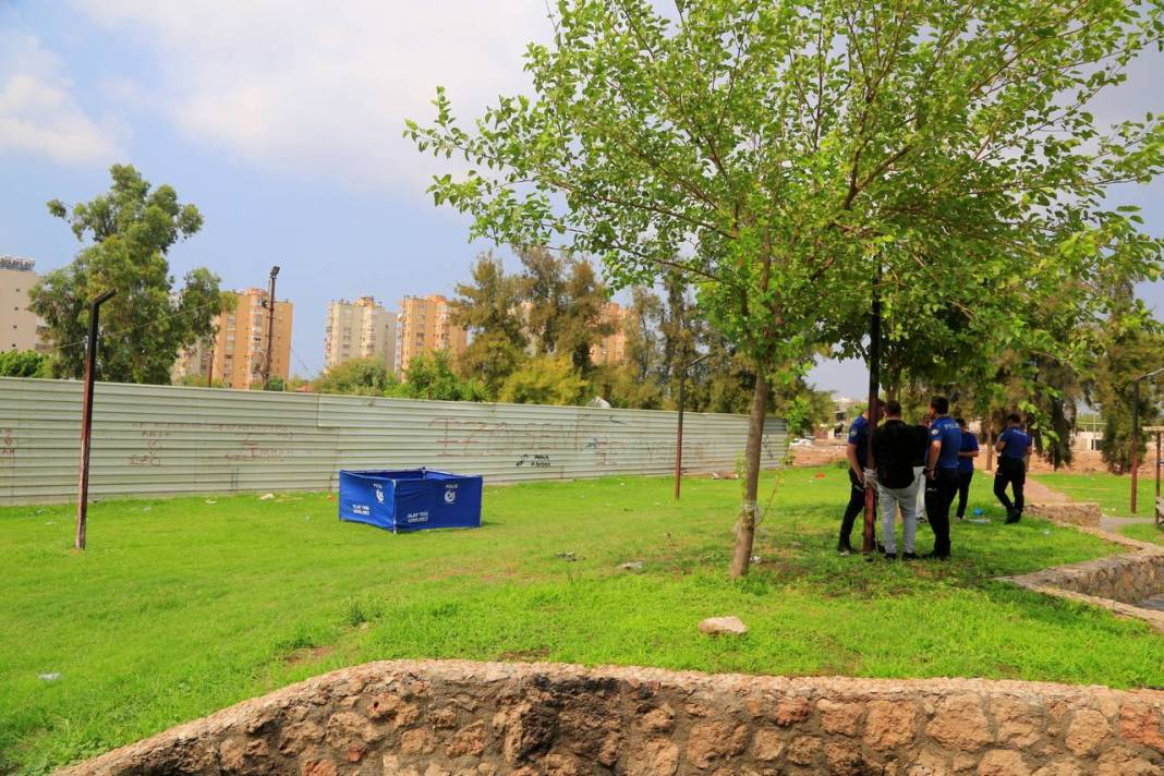 Antalya'da parkta ceset bulundu 5