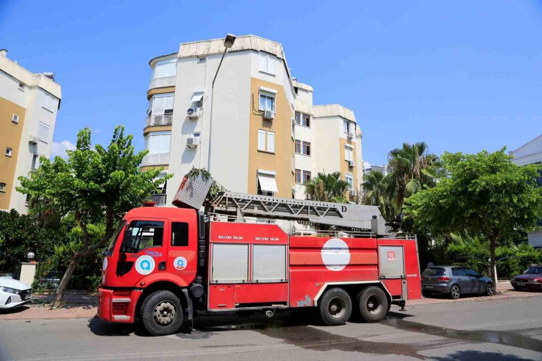 Antalya'da apartmanı koku sardı, emekli öğretmenden acı haber geldi 4