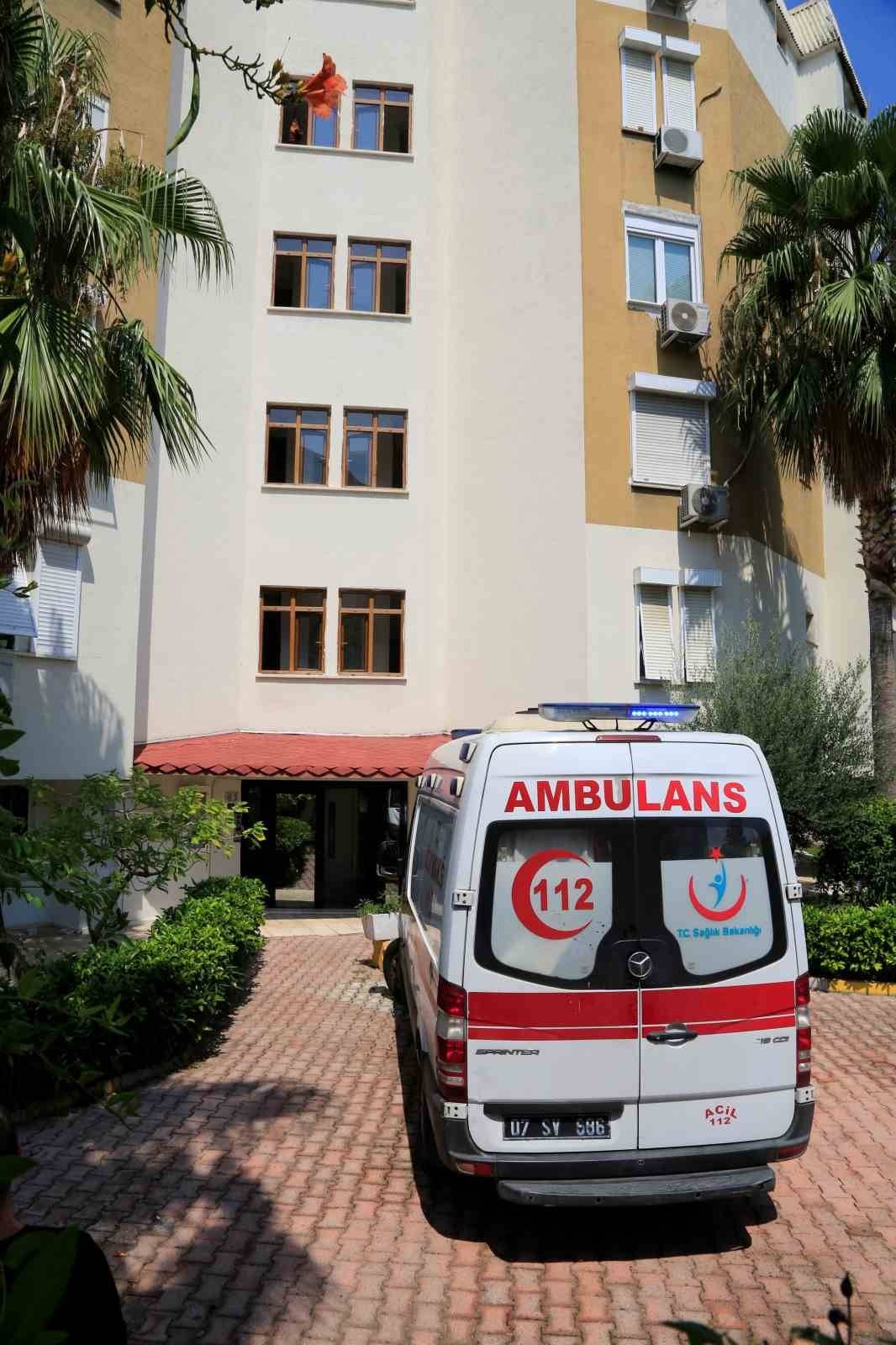 Antalya'da apartmanı koku sardı, emekli öğretmenden acı haber geldi 6