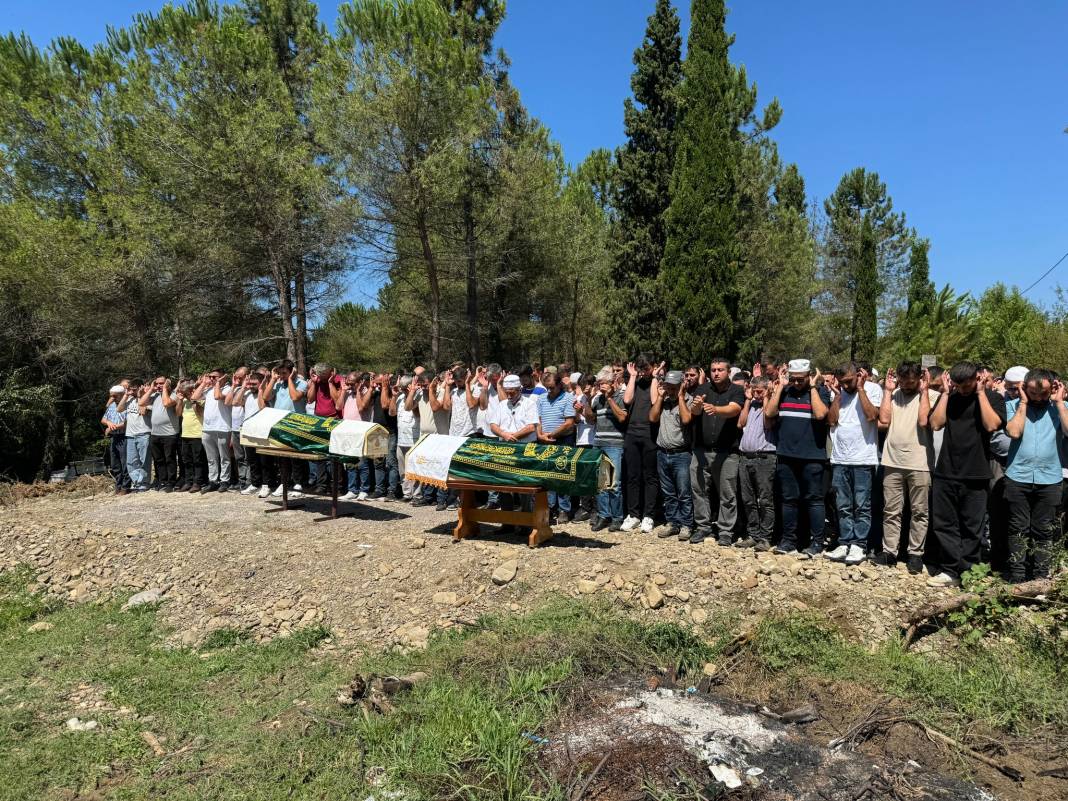 İstanbul'da motosiklet kazasında ölen kuzenler, Bartın'da toprağa verildi 4