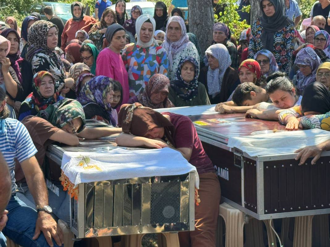 İstanbul'da motosiklet kazasında ölen kuzenler, Bartın'da toprağa verildi 5