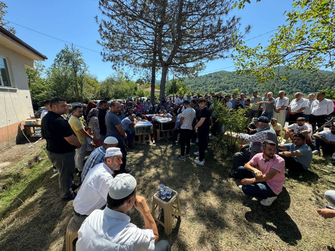 İstanbul'da motosiklet kazasında ölen kuzenler, Bartın'da toprağa verildi 6