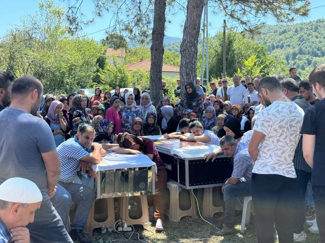 İstanbul'da motosiklet kazasında ölen kuzenler, Bartın'da toprağa verildi 7