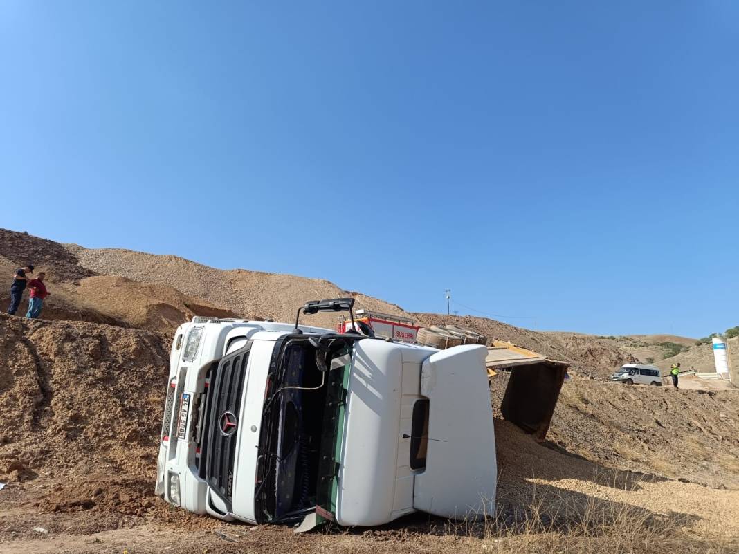 Sivas'ta yüklü kamyon devrildi: Sürücü hayatını kaybetti 3