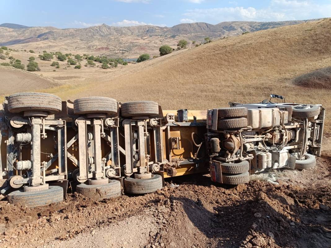 Sivas'ta yüklü kamyon devrildi: Sürücü hayatını kaybetti 5