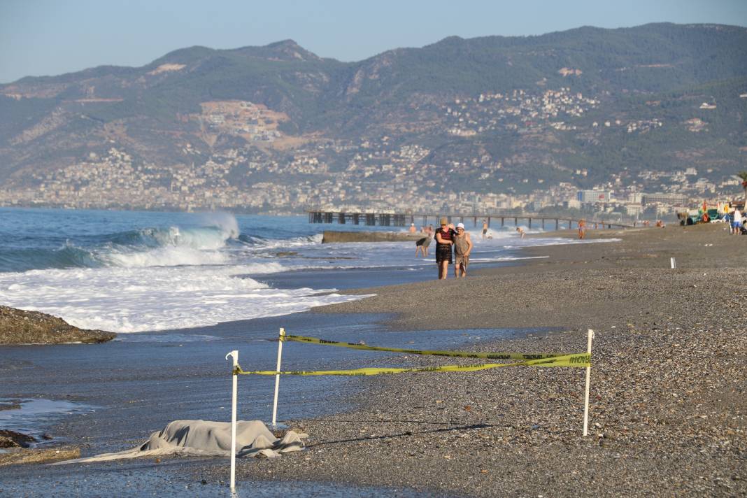 Antalya'da 20 yaşındaki gencin cansız bedeni kıyıya vurdu 8