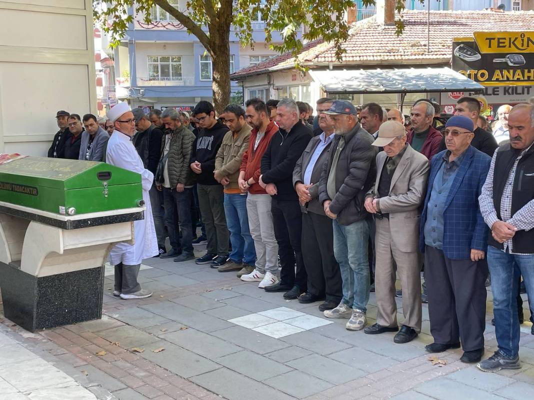 Konya'da ayrı yaşadığı eşinin öldürdüğü Ebru Öğretmen, toprağa verildi 1