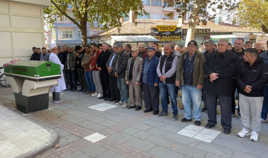 Konya'da ayrı yaşadığı eşinin öldürdüğü Ebru Öğretmen, toprağa verildi 2