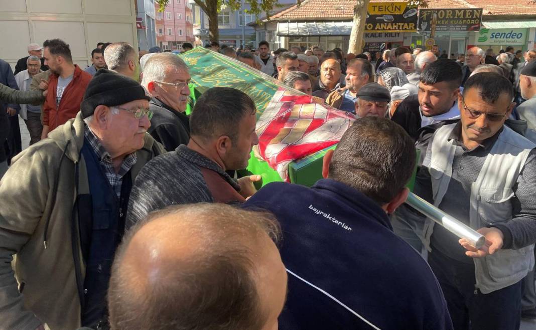 Konya'da ayrı yaşadığı eşinin öldürdüğü Ebru Öğretmen, toprağa verildi 3