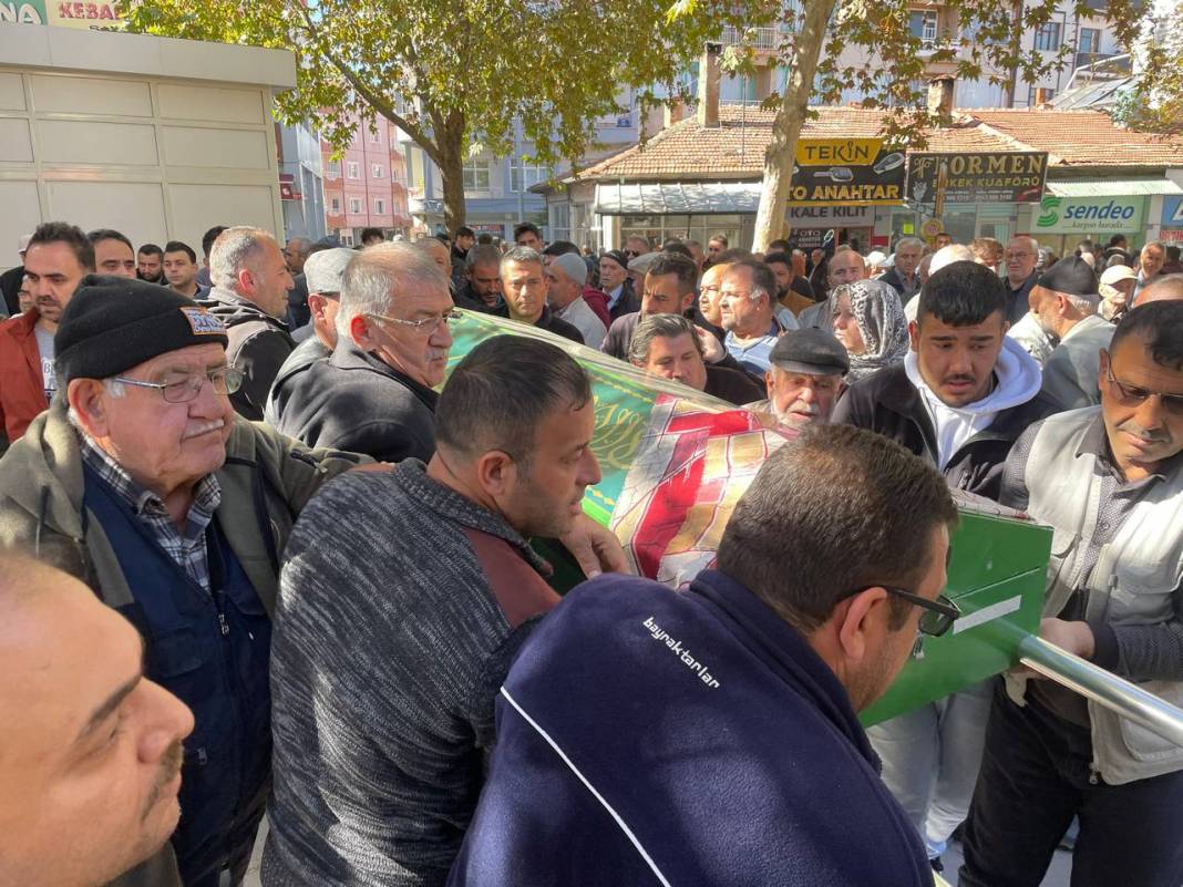 Konya'da ayrı yaşadığı eşinin öldürdüğü Ebru Öğretmen, toprağa verildi 5