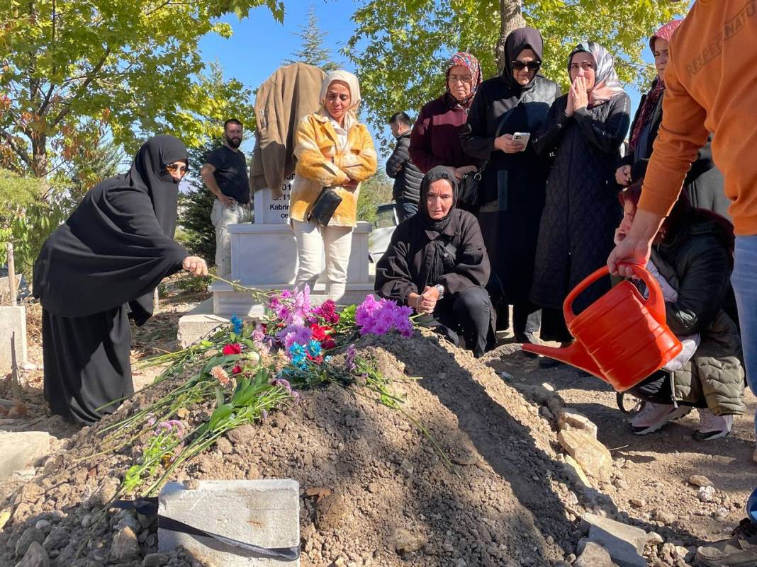 Konya'da ayrı yaşadığı eşinin öldürdüğü Ebru Öğretmen, toprağa verildi 6