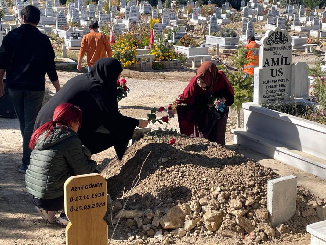 Konya'da ayrı yaşadığı eşinin öldürdüğü Ebru Öğretmen, toprağa verildi 7