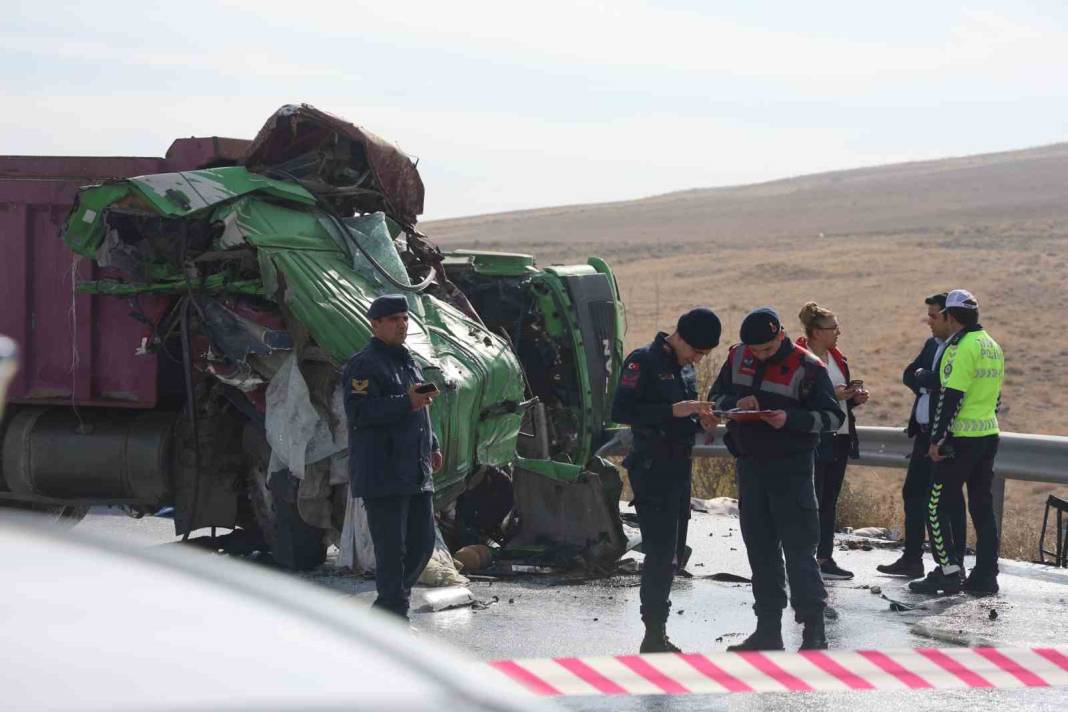 Konya'daki kazada hayatını kaybeden kişilerin kimlikleri belli oldu 1