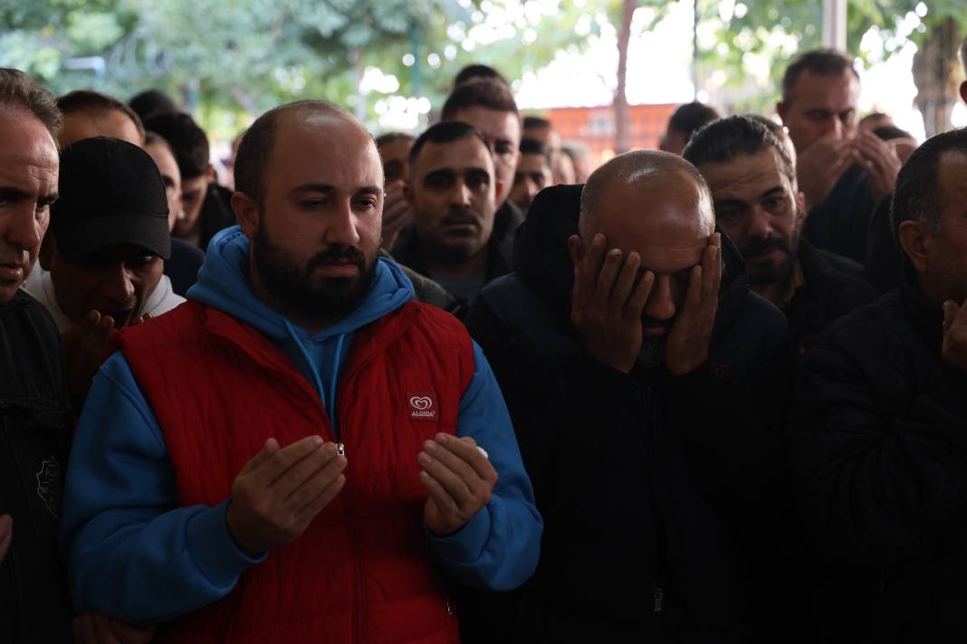 İzmir'de gözyaşları sel oldu... O bir melekti, toprak geldi, toprak gidiyor 2