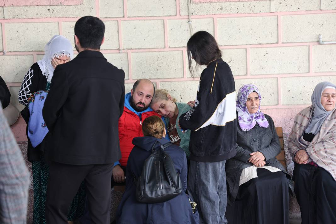 İzmir'de gözyaşları sel oldu... O bir melekti, toprak geldi, toprak gidiyor 7