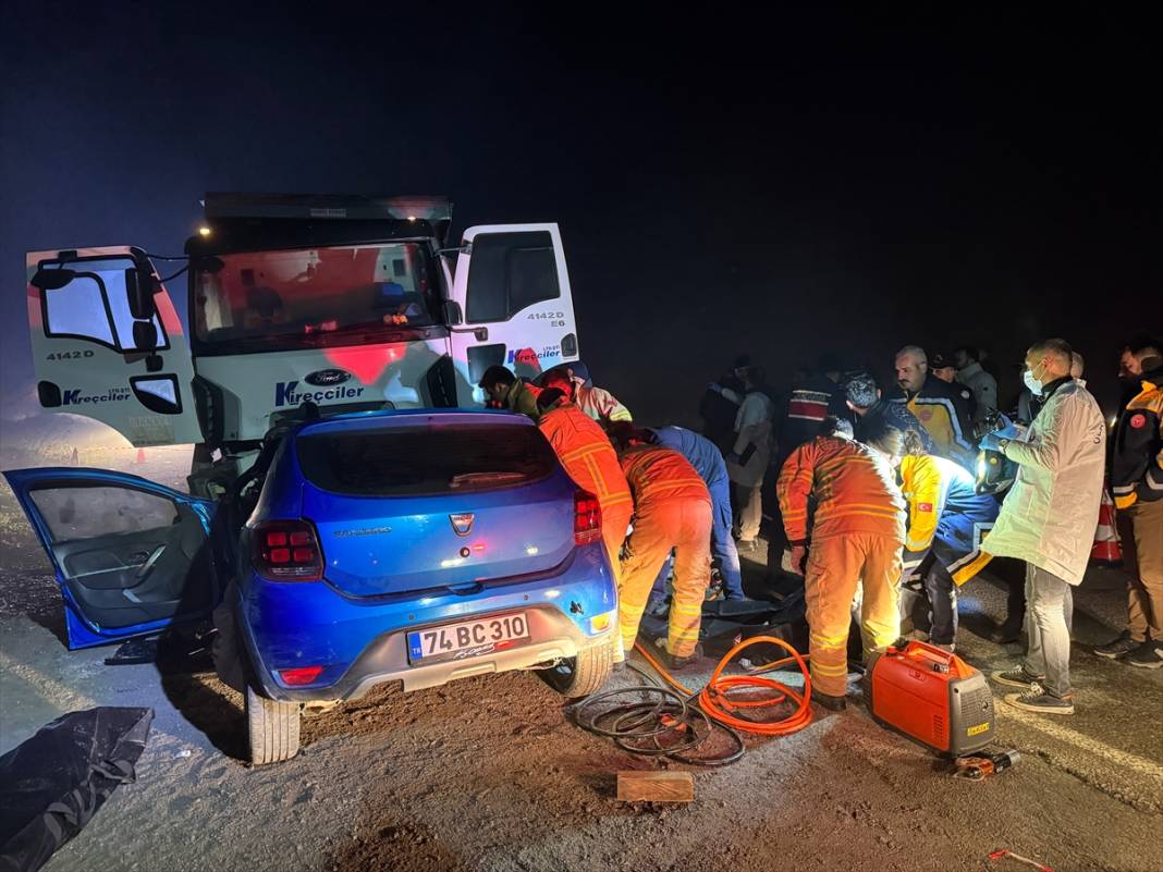 Karadeniz'de kamyon ile otomobil çarpıştı! 5 genç hayatını kaybetti 4