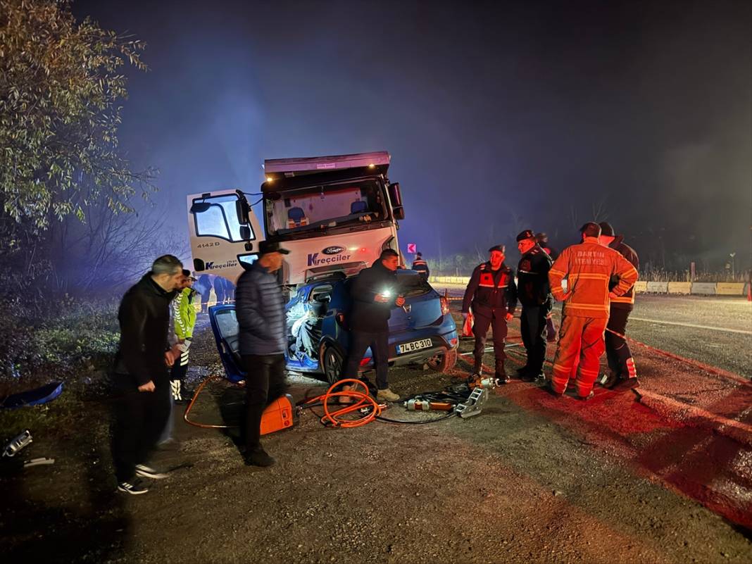 Karadeniz'de kamyon ile otomobil çarpıştı! 5 genç hayatını kaybetti 6