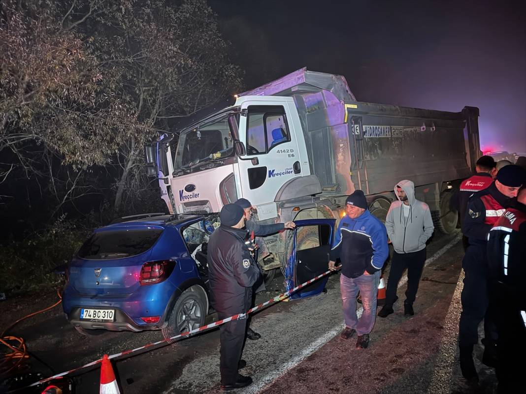 Karadeniz'de kamyon ile otomobil çarpıştı! 5 genç hayatını kaybetti 7