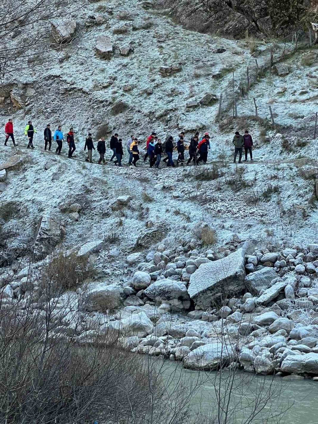 Hakkari’deki gençten yürek yakan haber! Hayatını kaybetti 5