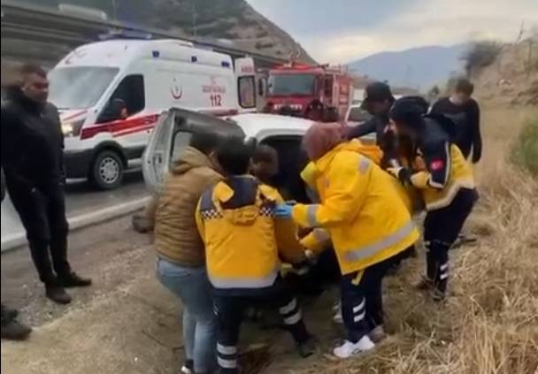 Osmaniye'de hafif ticari araç ile TIR çarpıştı; 1 ölü, 3 yaralı 4