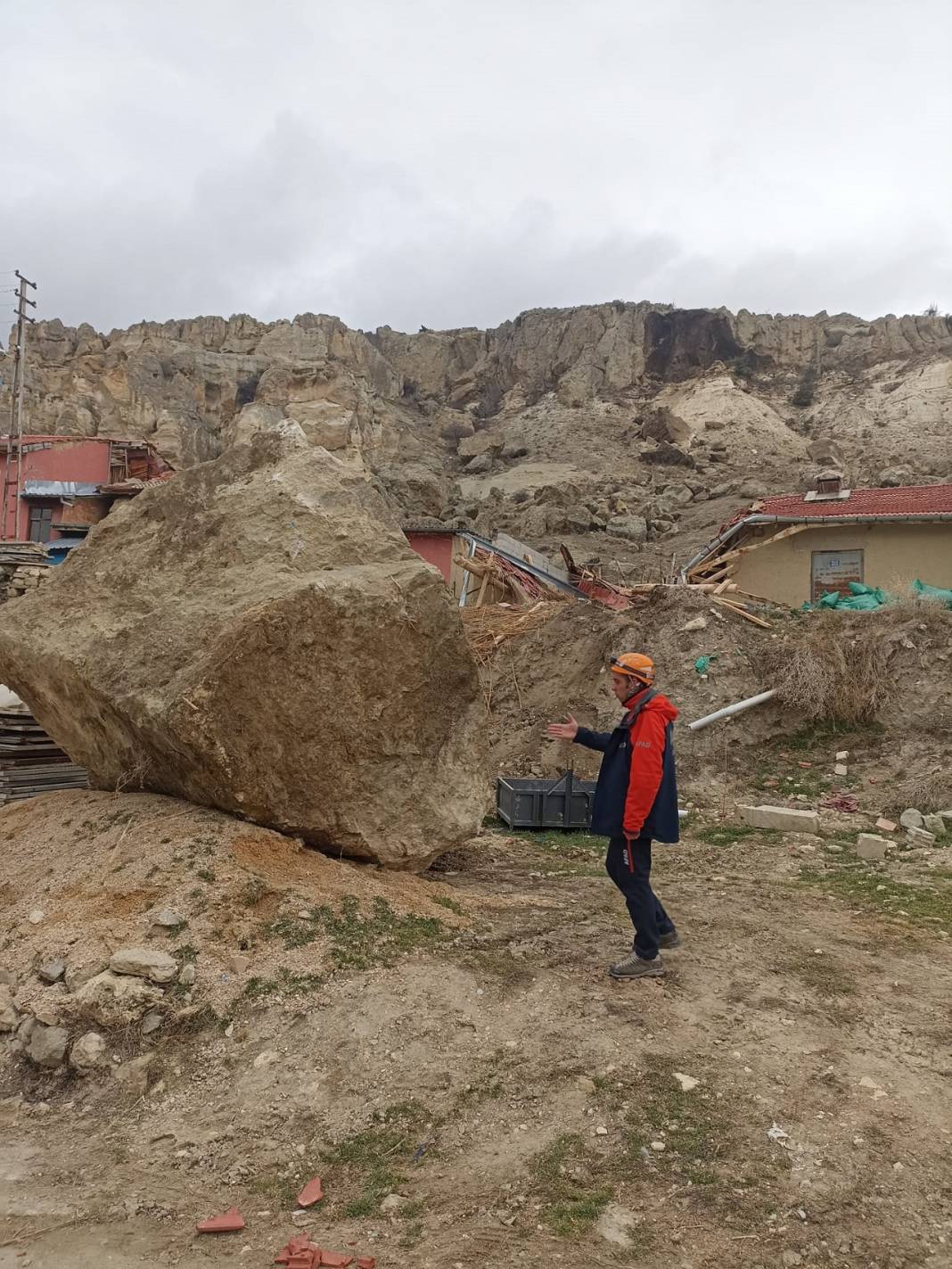 Konya'da Küçükmuhsine Mahallesi'nde dev kaya parçası ahıra düştü! 6