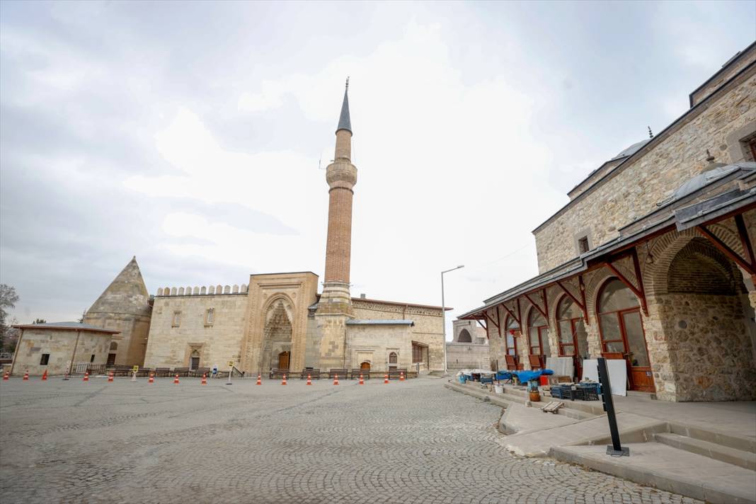 Eşrefoğlu Camisi kuşatmalarda tahliyeyi sağlayacak şekilde tasarlanmış 7