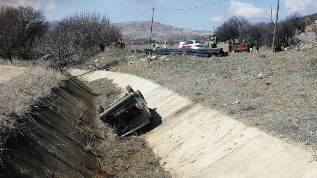 Otomobilin çarptığı yaya, sulama kanalına düşerek can verdi 3
