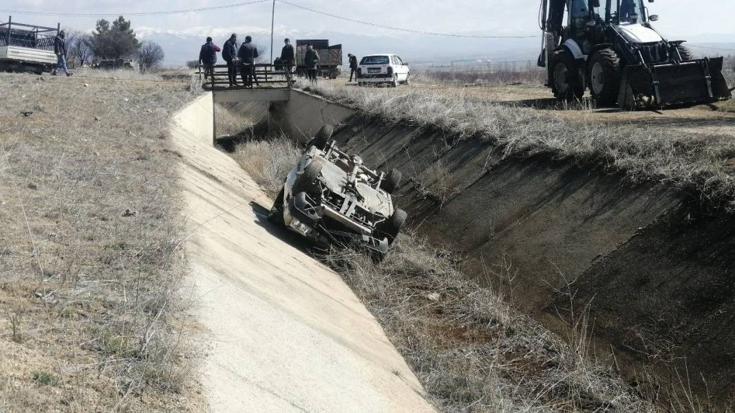 Otomobilin çarptığı yaya, sulama kanalına düşerek can verdi 5