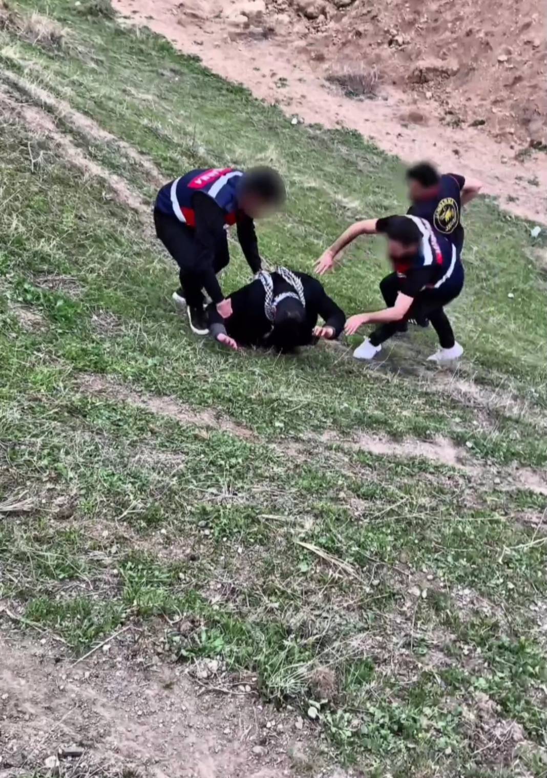 20 ilde 223 yıl hapisle aranan firari, çobanlık yaparak saklanmış 3