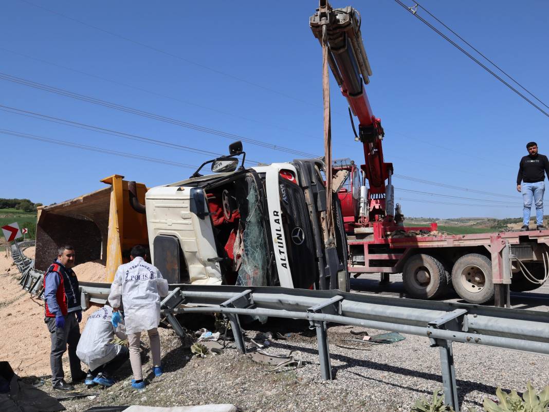 Virajı alamayan tır devrildi: 1 ölü 2