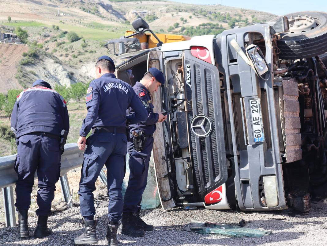 Virajı alamayan tır devrildi: 1 ölü 3