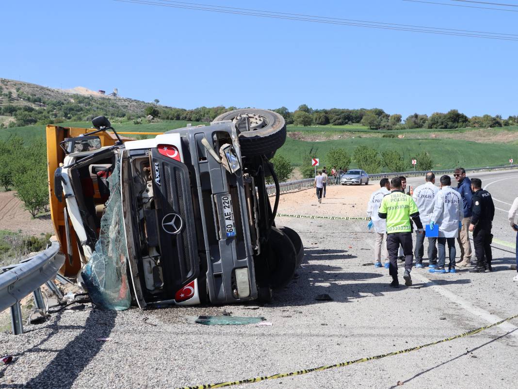 Virajı alamayan tır devrildi: 1 ölü 4