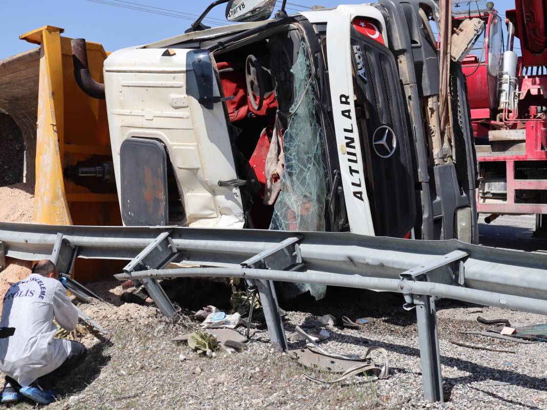 Virajı alamayan tır devrildi: 1 ölü 6