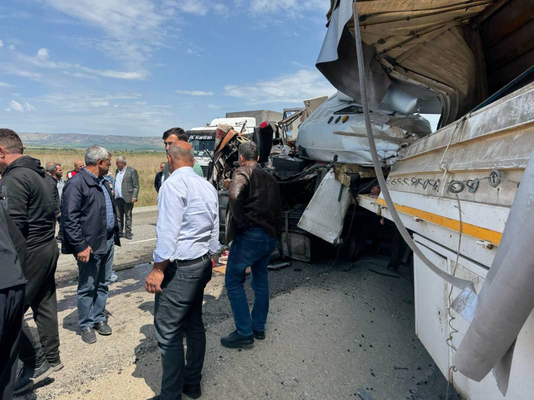 İki tır kafa kafaya çarpıştı: 1 ölü, 1 yaralı 4