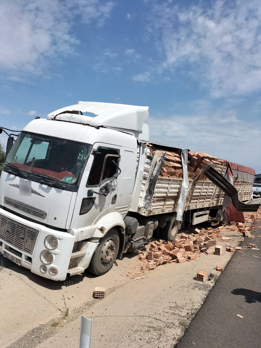 İki tır kafa kafaya çarpıştı: 1 ölü, 1 yaralı 6
