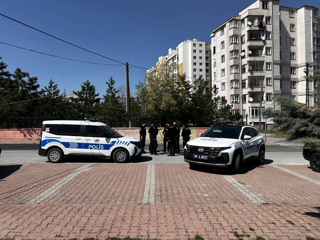 Çocuklarını almaya gittiği okulun önünde, eski eşi tarafından bıçaklandı 3