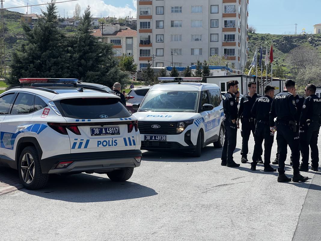 Çocuklarını almaya gittiği okulun önünde, eski eşi tarafından bıçaklandı 5