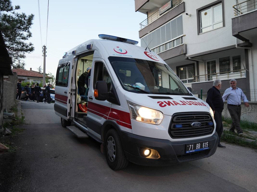 Eşinin telefonuna mesaj atan akrabasını sokak ortasında vurdu 1