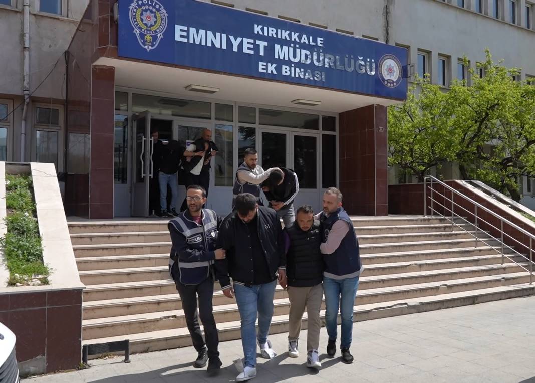 Eşinin telefonuna mesaj atan akrabasını sokak ortasında vurdu 5