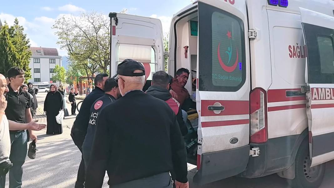 Kamyonetle çarpışan motosiklet sürücüsü ağır yaralandı 2