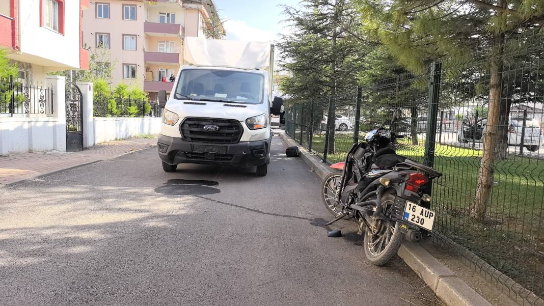 Kamyonetle çarpışan motosiklet sürücüsü ağır yaralandı 4